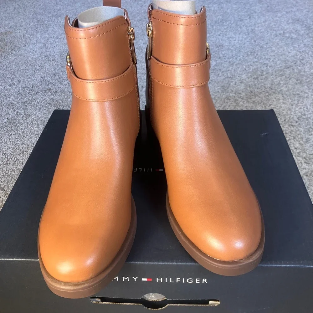 Tommy Hilfiger Ivaide Ankle Boots Tan Gold Buckle Side Zip 5.5 M NIB Orig $129 - Picture 2 of 14